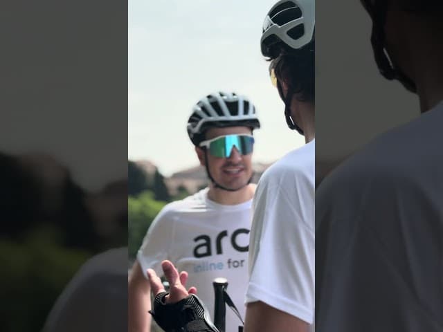 Allenatore che guida sciatore professionista in sessione di allenamento con metodo ARCX a Bergamo