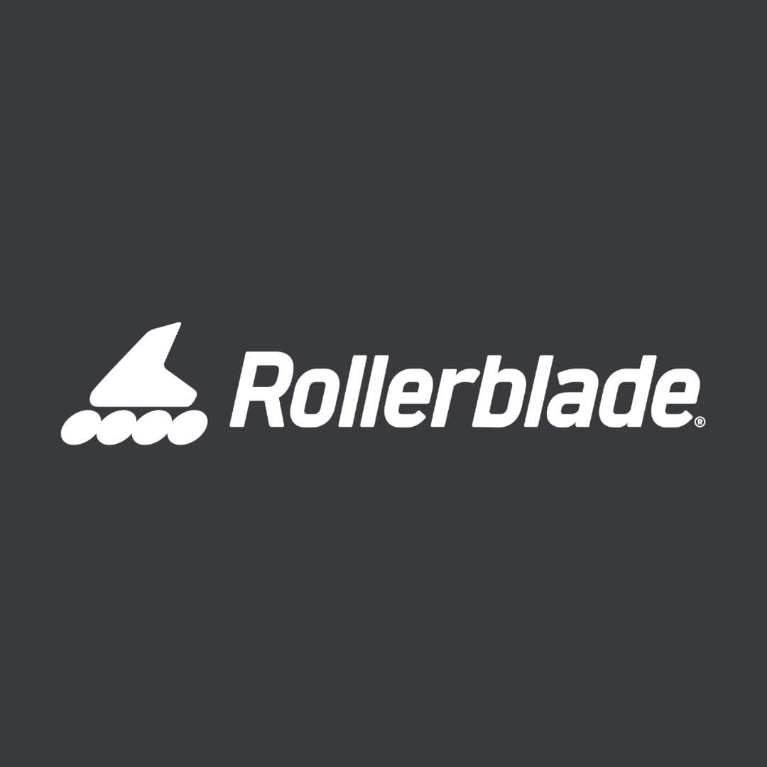 Logo Rollerblade bianco con icona di pattino in linea stilizzata su sfondo grigio scuro.