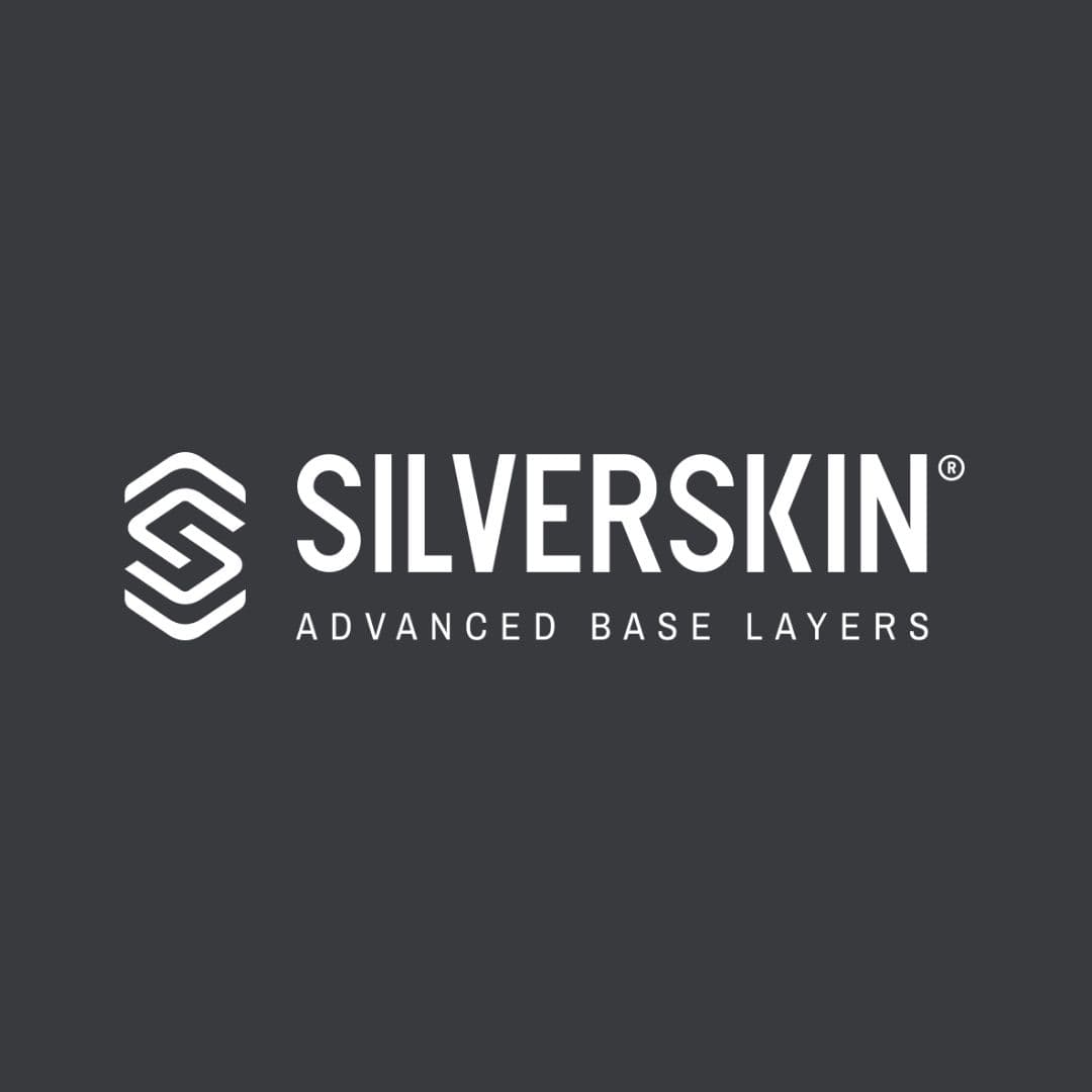 Logo Silverskin bianco con icona geometrica e scritta Advanced Base Layers su sfondo grigio.